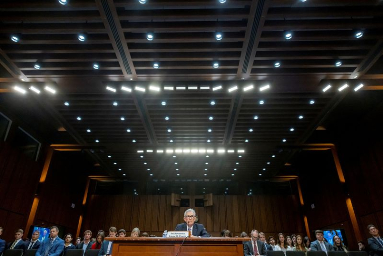 Le président de la Réserve fédérale des États-Unis, Jerome Powell, témoigne devant une audience sur la colline du Capitole à Washington