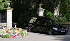 LE CORTÈGE FUNÉRAIRE DE LA REINE ELIZABETH II EN ROUTE POUR EDIMBOURG