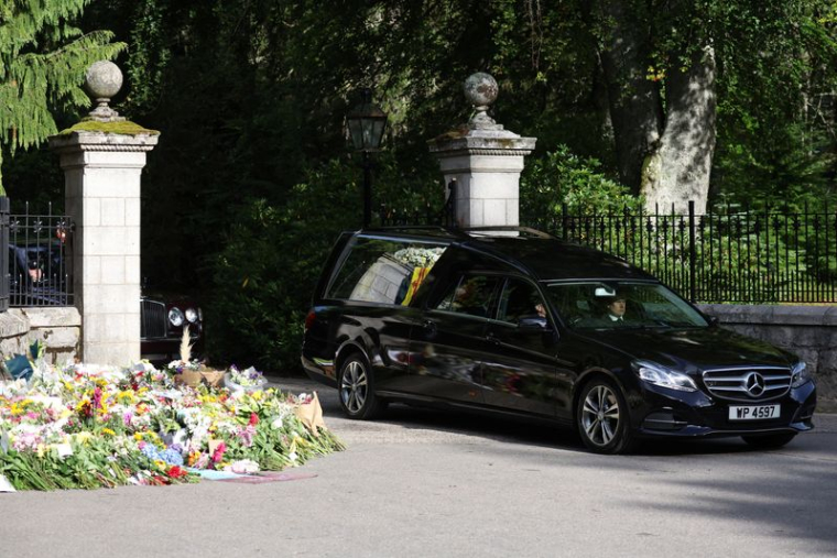 LE CORTÈGE FUNÉRAIRE DE LA REINE ELIZABETH II EN ROUTE POUR EDIMBOURG