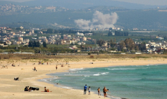 Photo prise depuis Tyr, dans le sud du Liban, montrant une frappe israélienne sur un village, le 8 mai 2026 ( AFP / KAWANT HAJU )