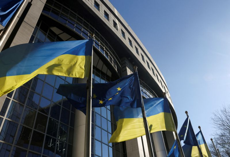 Les drapeaux de l'Union européenne et de l'Ukraine flottent devant le bâtiment du Parlement européen, à Bruxelles