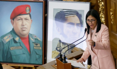 La vice-présidente du Venezuela, Delcy Rodriguez, s'exprime devant les portraits du défunt président vénézuélien Hugo Chavez et du héros de la libération Simon Bolivar au Parlement à Caracas, le 4 décembre 2025 ( AFP / Pedro MATTEY )