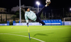 Billy Lunaschi, de l'équipe de l'OM des amputés, effectue une reprise de volée lors d'une séance d'entraînement le 22 novembre 2025 à Marseille ( AFP / CLEMENT MAHOUDEAU )