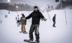 Des touristes étrangers fréquentent la station de ski de Niseko sur l'île d'Hokkaido, au Japon, le 19 février 2026 ( AFP / Yuichi YAMAZAKI )