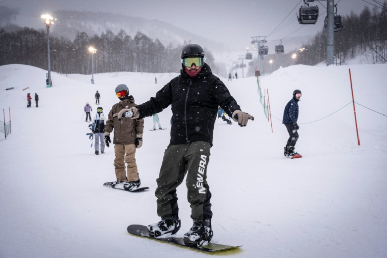 Des touristes étrangers fréquentent la station de ski de Niseko sur l'île d'Hokkaido, au Japon, le 19 février 2026 ( AFP / Yuichi YAMAZAKI )