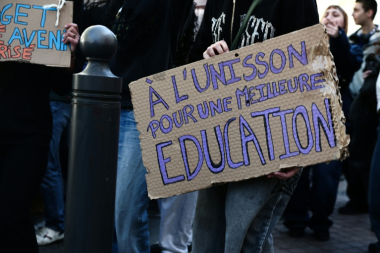Manifestation d'enseignants contre les suppressions de postes, les fermetures de classes et pour la revalorisation des salaires lors d'une grève nationale de l'Éducation nationale, le 31 mars 2026 à Marseille ( AFP / Thibaud MORITZ )