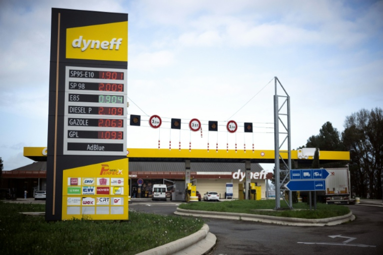 Les prix des carburants dans une station-service à Toulouse, dans le sud-ouest de la France, le 12 mars 2026 ( AFP / Lionel BONAVENTURE )