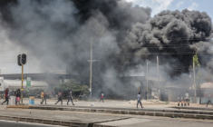 (Photo d'archive) Des manifestants se rassemblent près de bâtiments et de barricades en feu pendant des affrontements à Dar es-Salaam le 29 octobre 2025, lors de l’élection présidentielle en Tanzanie ( AFP / - )