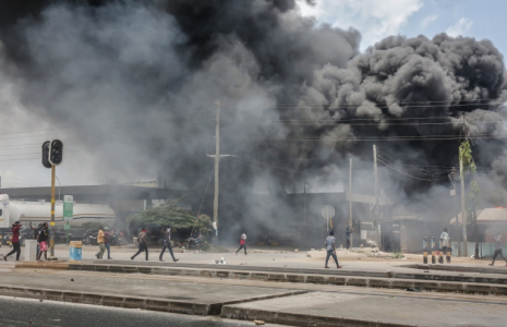 (Photo d'archive) Des manifestants se rassemblent près de bâtiments et de barricades en feu pendant des affrontements à Dar es-Salaam le 29 octobre 2025, lors de l’élection présidentielle en Tanzanie ( AFP / - )