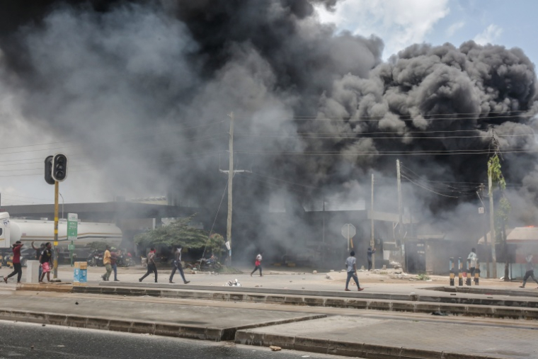Des barricades en feu pendant une manifestation à l'occasion de l’élection présidentielle, le 29 octobre 2025 en Tanzanie ( AFP / - )