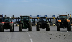 Des agriculteurs grecs bloquent une autoroute pour protester contre des retards de versement de subventions de l'UE, près de Thessalonique (Grèce), le 1er décembre 2025 ( AFP / Sakis Mitrolidis )