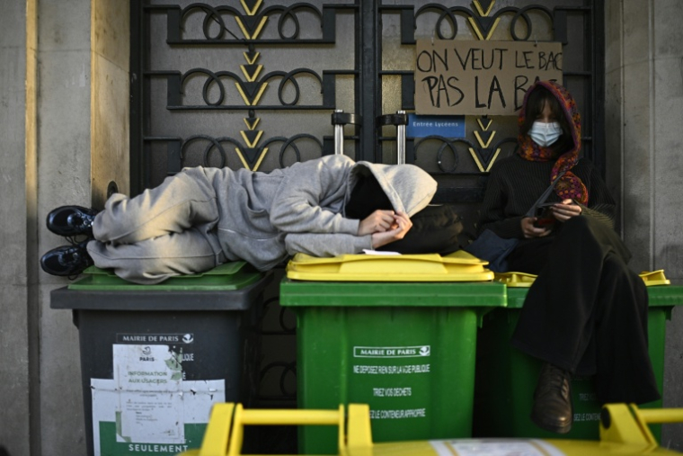 Des jeunes bloquent l'entrée du lycée Hélène Boucher à Paris le 14 octobre 2026 ( AFP / JULIEN DE ROSA )