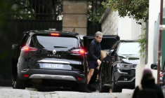 L'ancien président Nicolas Sarkozy devant sa maison à Paris le 11 novembre 2025, un jour après sa libération de prison ( AFP / Dimitar DILKOFF )