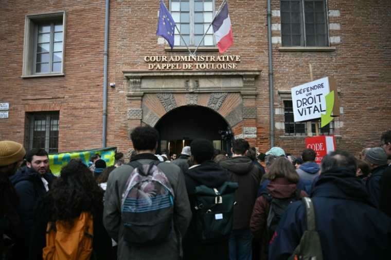 Opposants à l'autoroute A69 rassemblés devant la cour administrative d'appel de Toulouse ( AFP / Lionel BONAVENTURE )