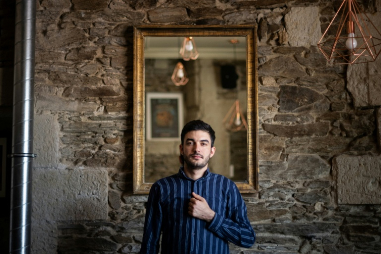 Le blogueur et opposant au régime au pouvoir en Azerbaïdjan, Mahammad Mirzali, pose le 6 mai 2022 à Nantes  ( AFP / Loic VENANCE )