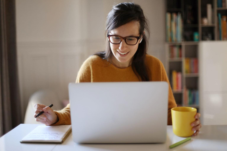 Les conseils à suivre pour bien réagir aux fluctuations des marchés boursiers. ( crédit photo : GettyImages )