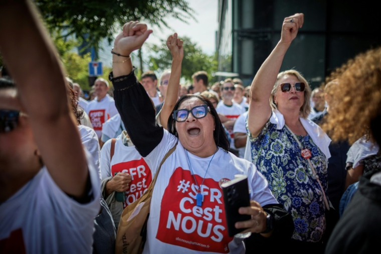 Salaris réunis devant le siège d'Altice, le 24 septembre 2026 à Paris. ( AFP / Kiran RIDLEY )