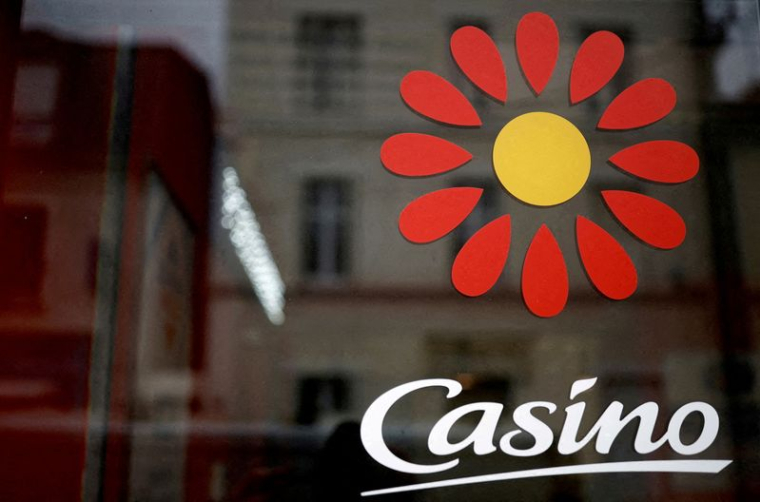 Le logo de Casino devant un supermarché à Nantes