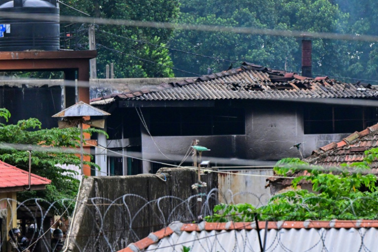 Un bâtiment endommagé après une émeute dans la prison de Mahara, aux portes de Colombo, le 2 août 2026  ( AFP / Ishara S. KODIKARA )