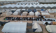 Une vue de drone montre des Palestiniens, déplacés par l'offensive militaire israélienne, se rassemblant pour l'Iftar (rupture du jeûne) pendant le mois sacré du Ramadan, à Rafah, dans le sud de la bande de Gaza