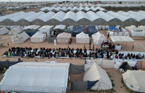 Une vue de drone montre des Palestiniens, déplacés par l'offensive militaire israélienne, se rassemblant pour l'Iftar (rupture du jeûne) pendant le mois sacré du Ramadan, à Rafah, dans le sud de la bande de Gaza