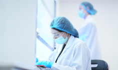 Une chercheuse en pharma (image d'illustration). (Crédits: Adobe Stock)