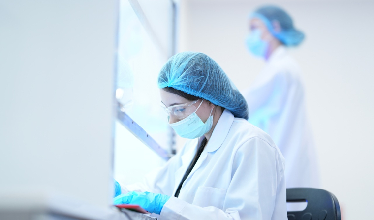 Une chercheuse en pharma (image d'illustration). (Crédits: Adobe Stock)