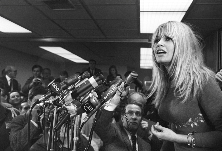 Brigitte Bardot donne une conférence de presse inopinée, le 17 décembre 1965 à l'aéroport Kennedy, à New-York  ( AFP / - )