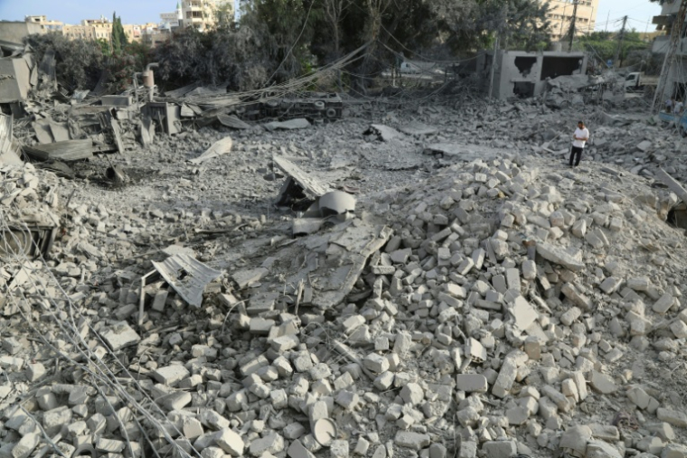 Un homme observe les dégâts sur le site de frappes aériennes israéliennes la veille, à Tyr, dans le sud du Liban, le 8 juin 2026 ( AFP / KAWNAT HAJU )