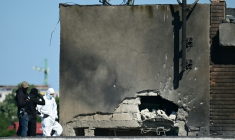 La police examine les dégats laissés par l'impact d'un drone sur un immeuble de Galati, en Roumanie, le 29 mai 2026 ( AFP / Daniel MIHAILESCU )
