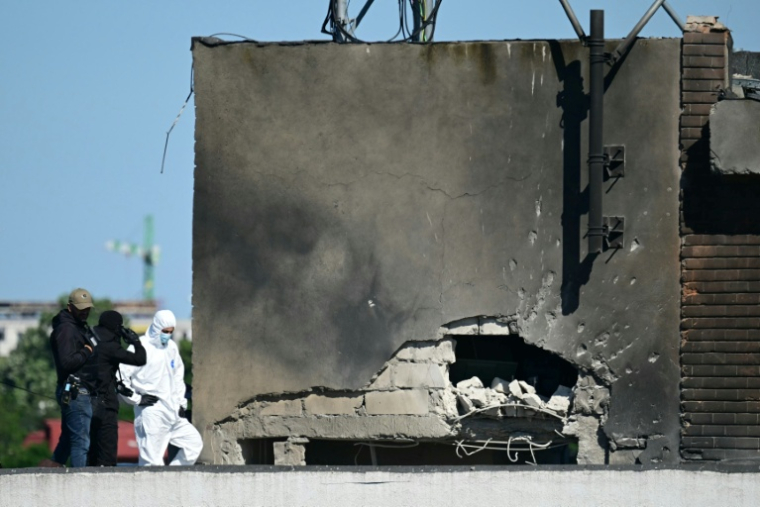 La police examine les dégats laissés par l'impact d'un drone sur un immeuble de Galati, en Roumanie, le 29 mai 2026 ( AFP / Daniel MIHAILESCU )