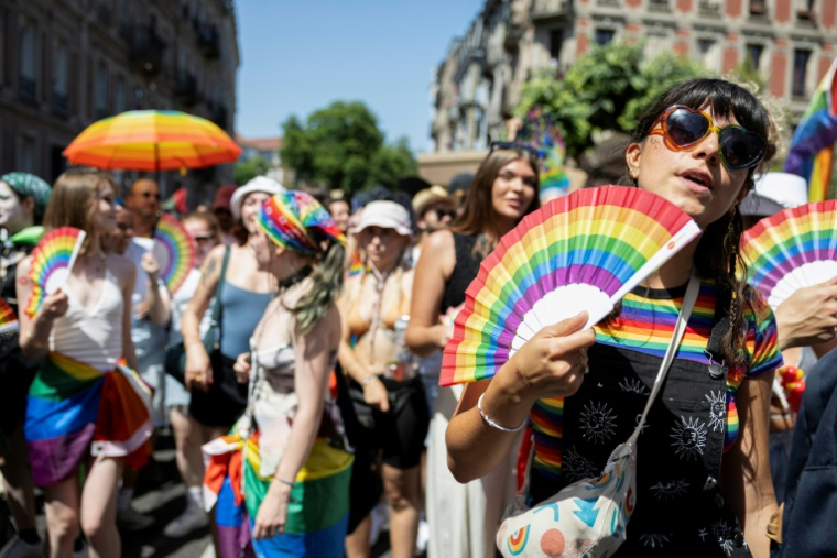 Des participants à la "La Marche des Fiertés LGBT+", le 20 juin 2026 à Strasbourg, dans le Bas-Rhin, lors d'un épisode de canicule en France ( AFP / ROMEO BOETZLE )