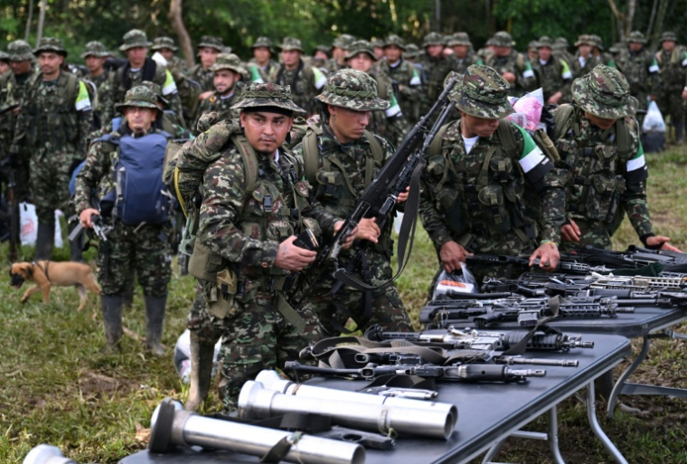 Des membres de la Coordination nationale Armée bolivarienne (CNEB) déposent les armes lors d'une cérémonie de désarmement dans la commune de Valle del Guamuez, dans le département du Putumayo, en Colombie, le 18 juin 2026 ( AFP / Raul ARBOLEDA )
