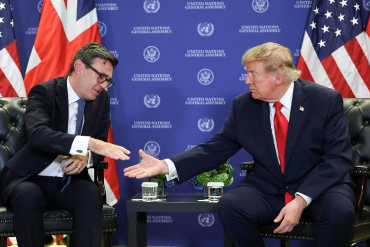 Le Premier ministre anglais Andy Burnham (g) rencontre le président américain Donald Trump, le 22 septembre 2026 en marge de l'Assemblée générale de l'ONU, à New York ( POOL / Toby Melville )