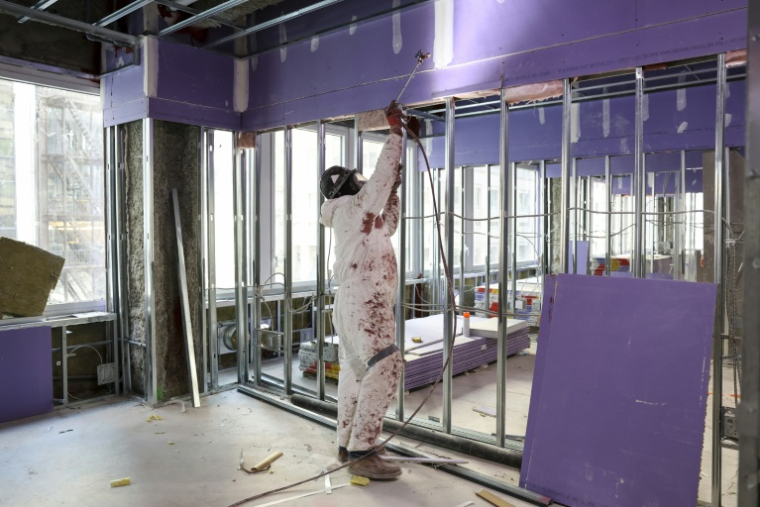 Sur le chantier de conversion d'un immeuble de bureaux en logements à New York, le 10 avril 2026 ( AFP / ANGELA WEISS )