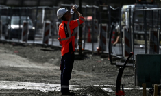 Un ouvrier boit de l'eau sur un chantier à Bordeaux, le 22 juin 2026 en Gironde, lors d'un épisode de canicule en France ( AFP / Christophe ARCHAMBAULT )