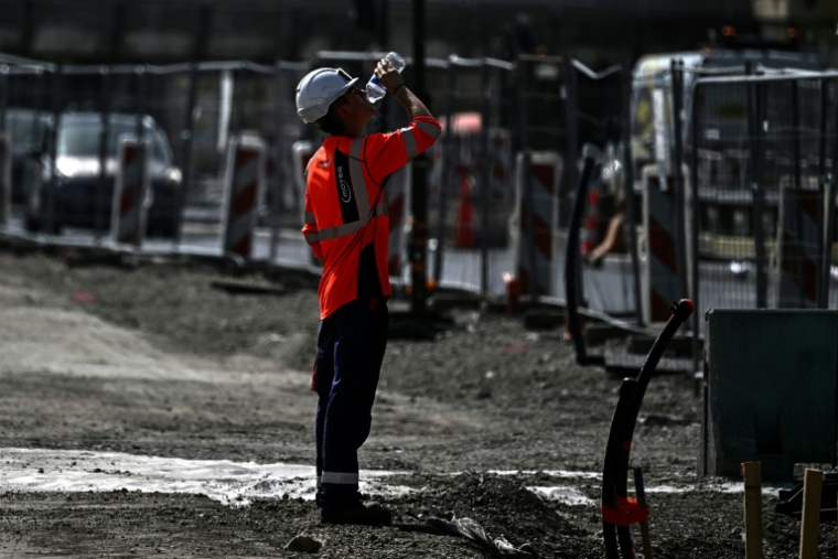 Un ouvrier boit de l'eau sur un chantier à Bordeaux, le 22 juin 2026 en Gironde, lors d'un épisode de canicule en France ( AFP / Christophe ARCHAMBAULT )