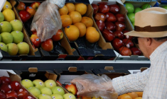 Un client dans un magasin de fruits en Espagne
