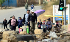 Un barrage sur une route près de Cochabamba, en Bolivie, le 10 juin 2025 ( AFP / Fernando Cartagena )