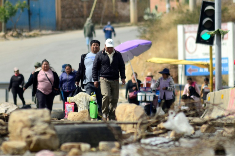 Un barrage sur une route près de Cochabamba, en Bolivie, le 10 juin 2025 ( AFP / Fernando Cartagena )