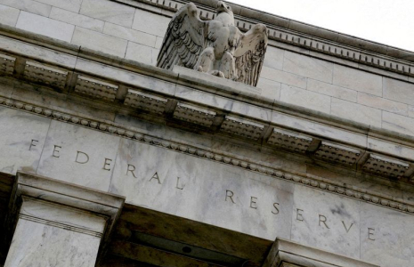 Un aigle surmonte la façade du bâtiment de la Réserve fédérale américaine à Washington