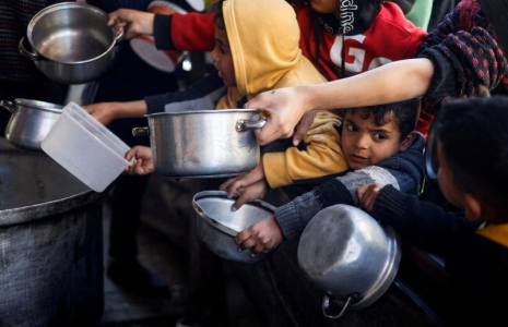 Des enfants palestiniens attendent de recevoir de la nourriture à Rafah