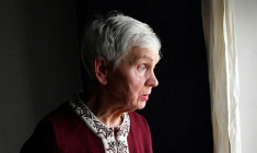 Lioudmila Vassielieva, 84 ans, à Saint-Petersbourg le 20 mai, doit être jugée pour avoir réclamé la "paix" en pleine offensive russe en Ukraine ( AFP / Olga MALTSEVA )