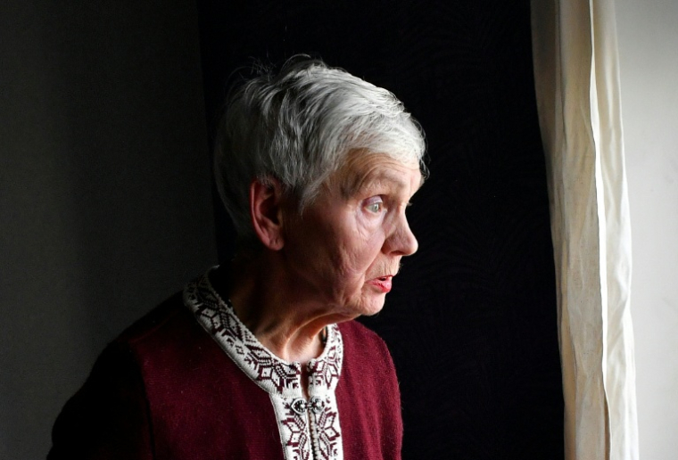 Lioudmila Vassielieva, 84 ans, à Saint-Petersbourg le 20 mai, doit être jugée pour avoir réclamé la "paix" en pleine offensive russe en Ukraine ( AFP / Olga MALTSEVA )