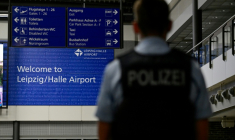 Un policier à l'aéroport de Leipzig après la découverte d'un drone chargé d'explosifs, attribué par l'Allemagne à Moscou, près d'un avion cargo ukrainien, le 5 août 2026 ( AFP / John MACDOUGALL )