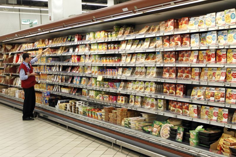 Un employé vérifie les rayons d'un supermarché à Charenton, près de Paris