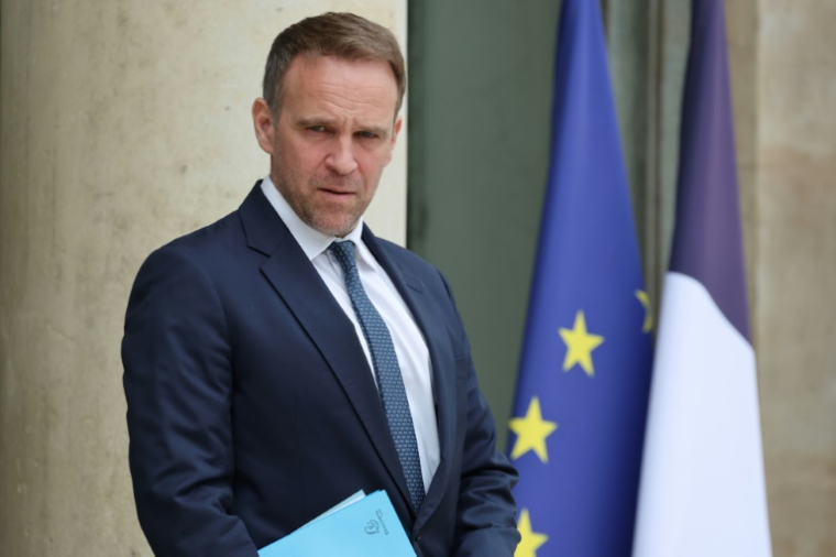 Le ministre français de l'Industrie, Marc Ferracci, quitte le palais de l'Elysée, à Paris, le 16 juillet 2025 ( AFP / Ludovic MARIN )