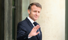 Le président Emmanuel Macron sur le perron de l'Elysée, le 23 juillet 2025 à Paris ( AFP / Alain JOCARD )