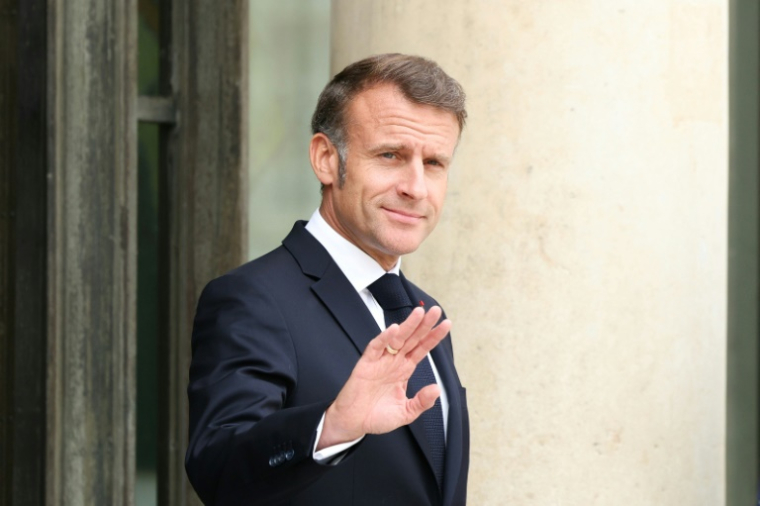 Le président Emmanuel Macron sur le perron de l'Elysée, le 23 juillet 2025 à Paris ( AFP / Alain JOCARD )