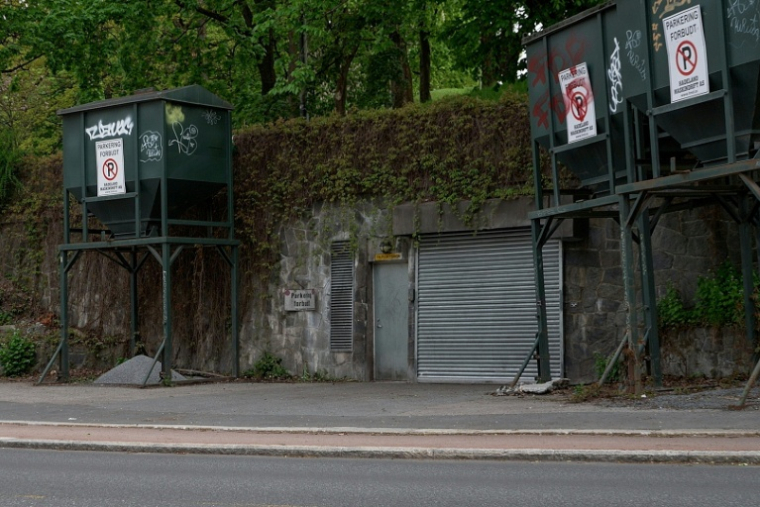 Un des accès de l'abri antiaérien de St. Hanshaugen, l'un des plus grands d'Oslo, le 18 mai 2026 ( AFP / Jonathan KLEIN )